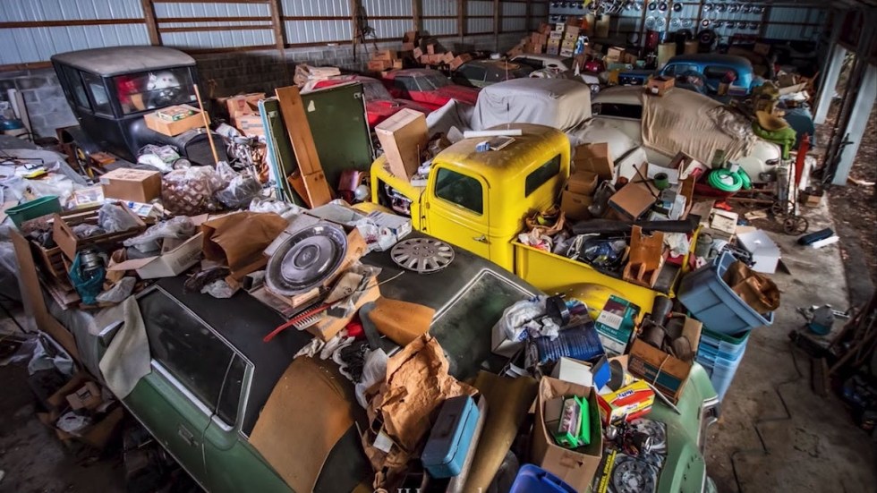 19 zdjęć samochodów ukrytych w ogromnym garażu 50 Centa