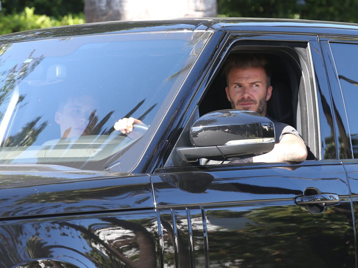 21 llun o geir yn garej David Beckham