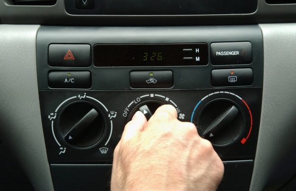 Hoe een auto-airconditioner met uw eigen handen te controleren