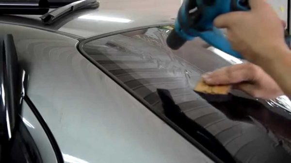 Как снять наклейку со стекла автомобиля без мучений и ошибок