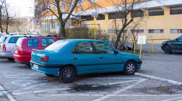 Каква одговорност е предвидена во 2018 година за паркирање на места за инвалиди