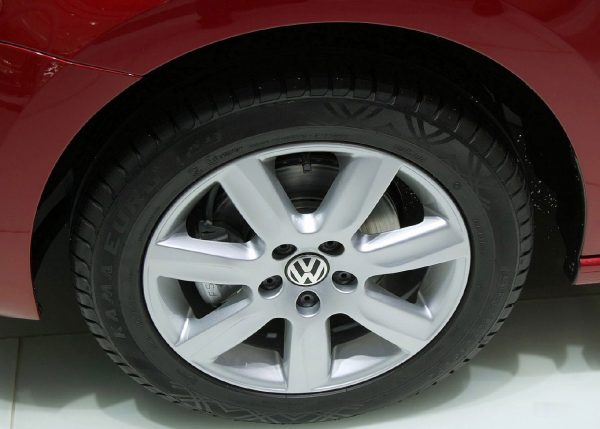 Apakah roda - roda dan tayar yang digunakan dalam kereta sedan Volkswagen Polo, cara memilihnya dengan betul