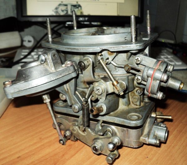Carburateur VAZ 2106: doel, apparaat, storingen, afstelling