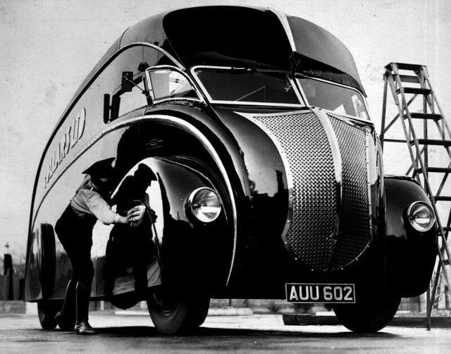 הנסיעות הרבות של הריסון פורד: 19 תמונות של המכוניות, האופנועים והמטוסים שלו
