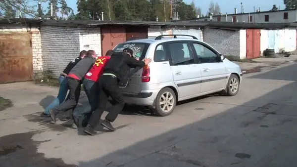 Можно ли завести автомобиль, если сел аккумулятор: все способы