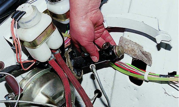Назначение, неисправности и ремонт главного цилиндра сцепления ВАЗ 2101