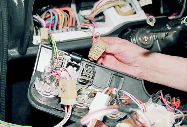 Неисправности и ремонт панели приборов ВАЗ 2106