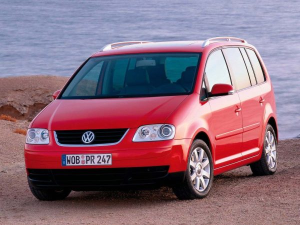 Mga bahin ug test drive sa Volkswagen Turan compact vans, kasaysayan sa pagpaayo sa modelo