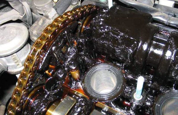 Почему быстро темнеет масло в двигателе: отвечаем на популярный вопрос