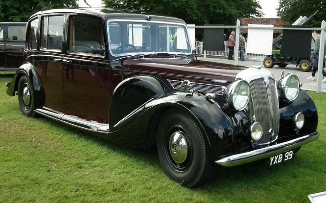Confira estes carros antigos de propriedade da Rainha Elizabeth II