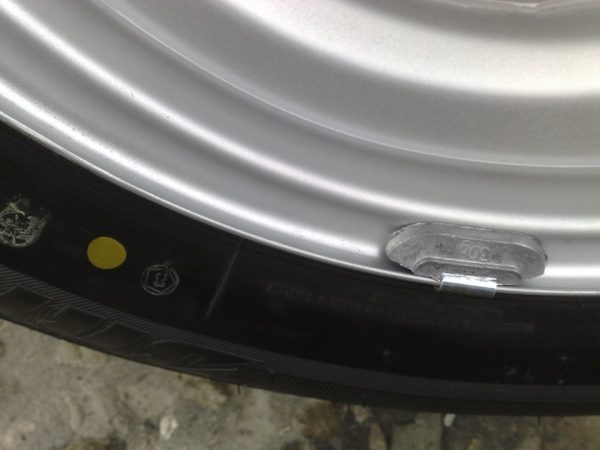 Étiquettes multicolores sur les pneus : types et objectif