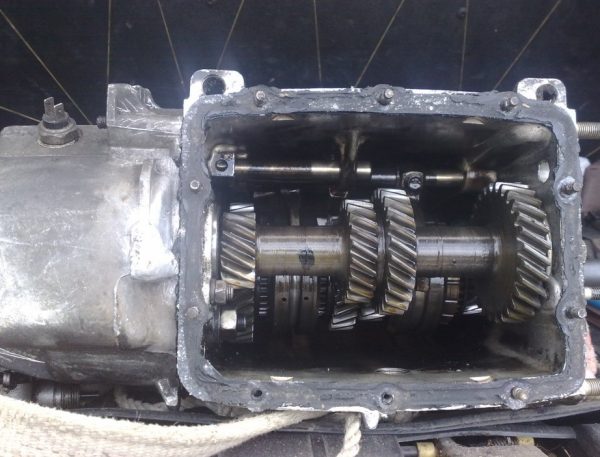 Independyenteng usbon ang lana sa gearbox VAZ 2107