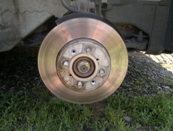 We independently change the brake discs on the VAZ 2107