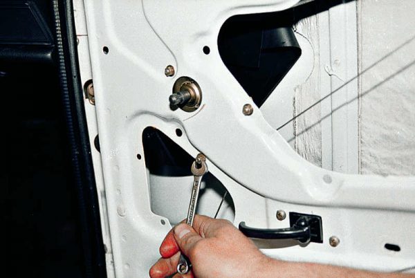 Стеклоподъёмник ВАЗ 2106: неисправности и ремонт механического узла, установка электростеклоподъёмника