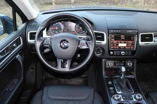 VW Touareg: импозантный покоритель бездорожья