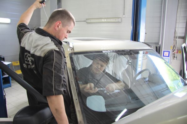 Замена лобового стекла Volkswagen Tiguan своими руками: выбор, ремонт, установка