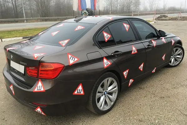 Знак «Шипы» на автомобиле: зачем нужен, какой штраф и как прикреплять