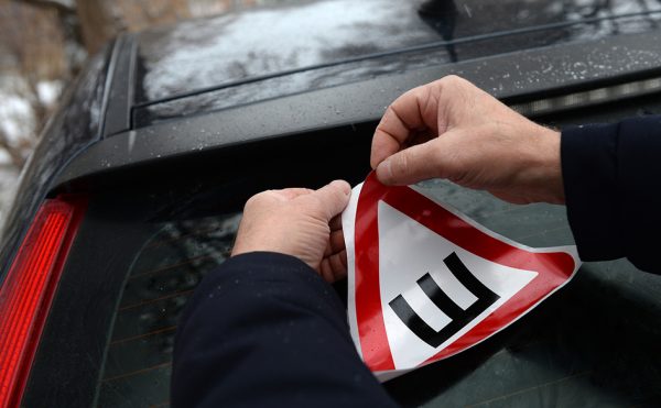 Знак «Шипы» на автомобиле: зачем нужен, какой штраф и как прикреплять