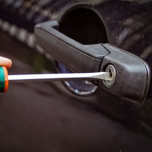 Как открыть заблокированную дверь в машине