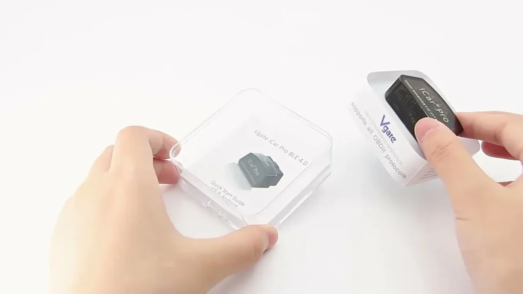 Vgate iCar Pro в руке